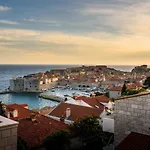 Leoni Apartman *