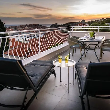 Leoni Apartment