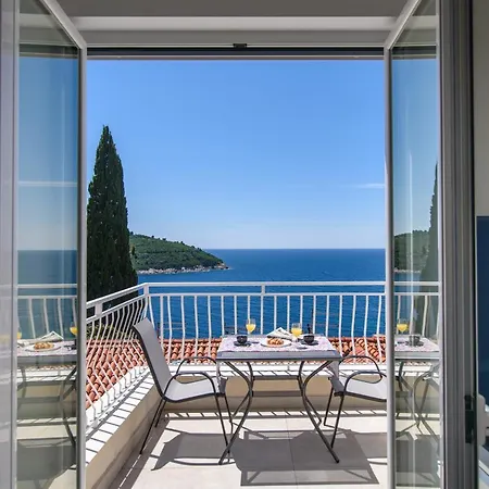 Leoni Apartment