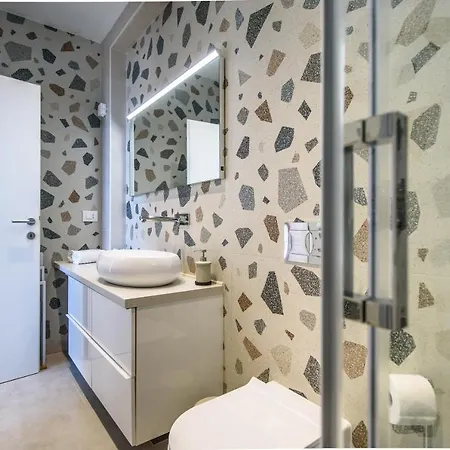 Leoni Apartment *