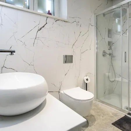 Leoni Apartment *