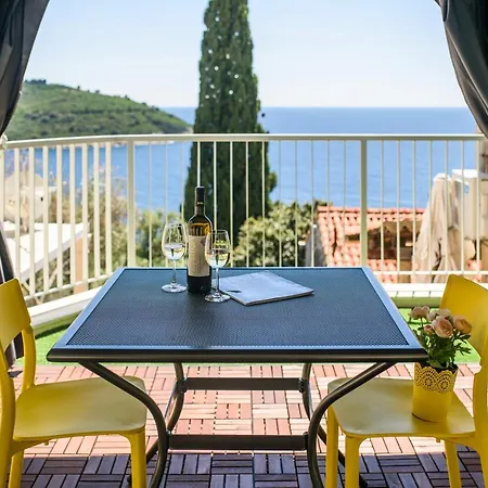 Leoni Apartment