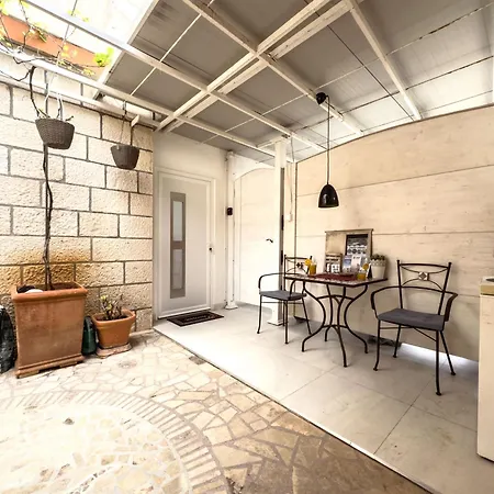 Leoni Apartment